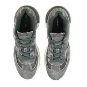 Sneaker with washed effect